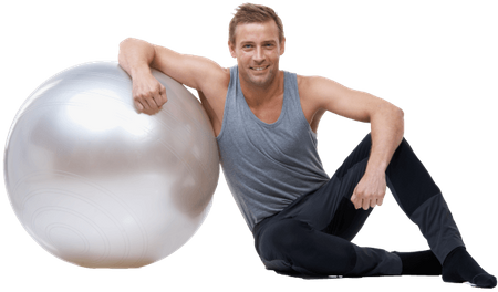 Mand sidder på gulvet og læner sig op af en sølv Pilatesbold på 65 cm.