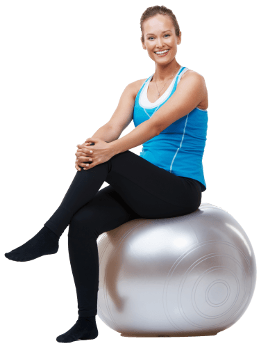 Kvinde sidder på en stor sølv Pilatesbold